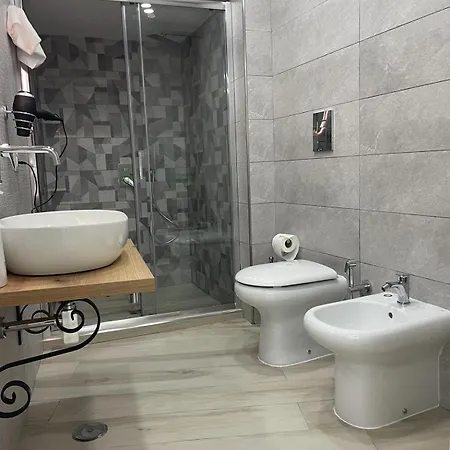 Metro Stazione-museo 500 M-appartamento Ed Elegante Dimora De Curtis Apartament